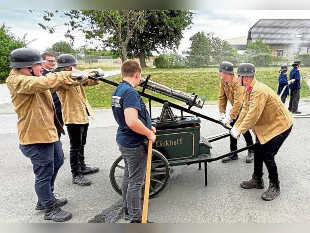 Die Jugendfeuerwehr setzte eine alte Spritze in Gang, um einen Löschangriff von vor 100 Jahren zu demonstrieren.