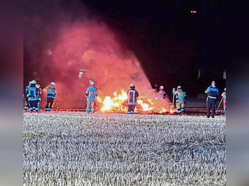 Zwei Rundballen und das Feld brannten. Foto: Feuerwehr