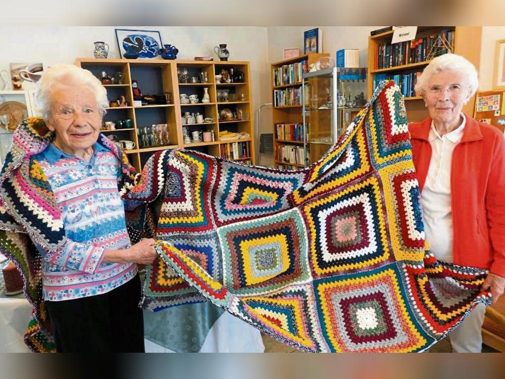 Handarbeit ist ihr Handwerk: Gertrud Schomacher (l.) und Elisabeth Hesekemper mit einer der Patchwork-Decken, die im Weltladen in Bad Waldliesborn DER Renner sind. Foto: Vielberg