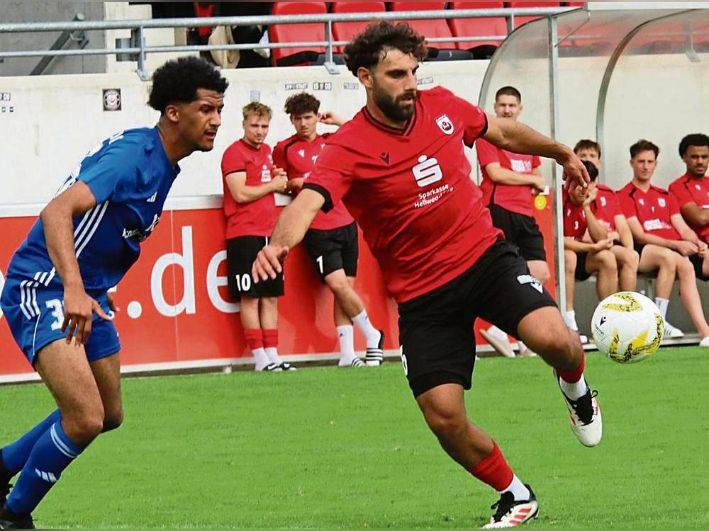 Auch SV-Neuzugang Mazlum Bulut (r.) von Westfalia Rhynern durfte im erstenTest gegen Holzwickede in der zweiten Halbzeit ran, konnte aber beim 3:3 dem Lippstädter Spiel noch keine entscheidende Impulse geben. Foto: Wiegand