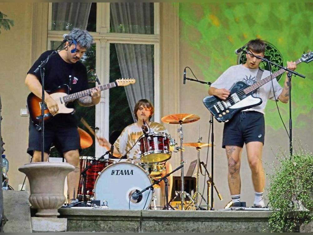 Hungergefühl überzeugt mit einem alternativen rockigen Sound auf der Gardenstage.