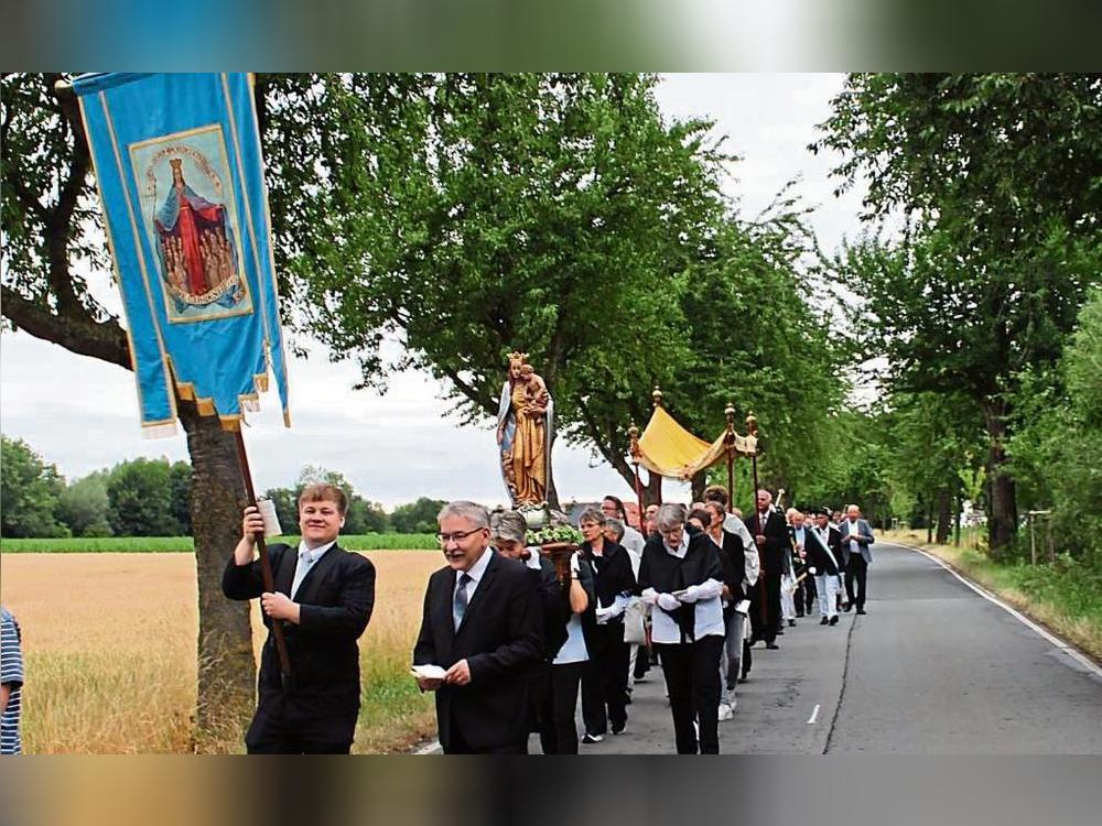 Mit Fahnen und heiliger Maria-Statue ging es an Lobetag durch quer durch Bad Westernkotten. Foto: Soraya Dietz