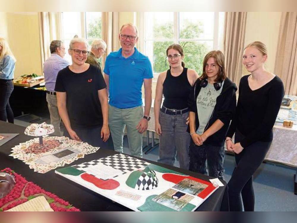 Die Ausstellung „Gesichter-Geschichten“ zeigte Masken, Texte und Fotos des Kurses „Darstellen & Gestalten“ – ein kreativer Blick hinter die Fassade.