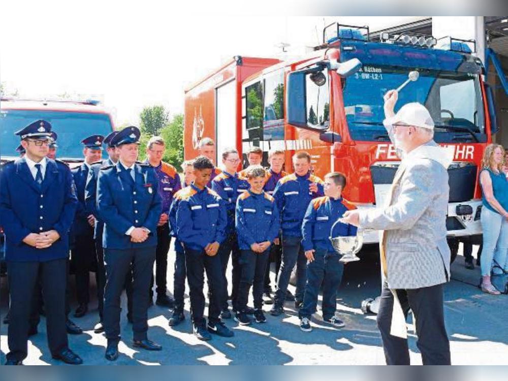 Pastor Stefan Gosmann segnete die neuen Fahrzeuge, darunter auch ein Gerätewagen Logistik 2. Fotos: Giannakis