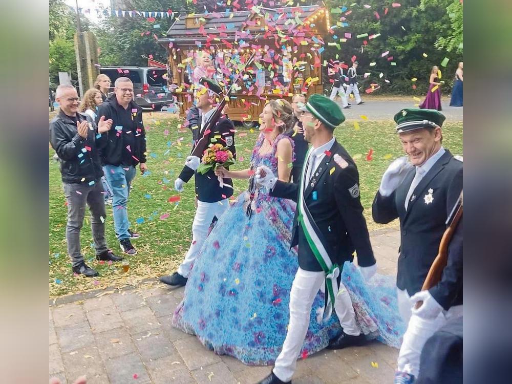 Vom Publikum umjubelt schritten Königin Carina Graf und ihr Prinzgemahl Lukas Blecke freudestrahlend durch den Konfetti-Regen in Langenstraße.