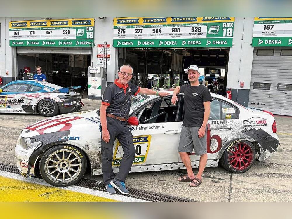 Hatte beim 24-Stunden-Rennen auf dem Nürburgring nach eigener Aussage „Riesenspaß, sich Duelle mit der Konkurrenz zu liefern“: Oliver Frisse (rechts, hier mit Vater Gisbert) wurde für seine mutige Fahrweise mit dem vierten Triumph seiner Karriere belohnt.