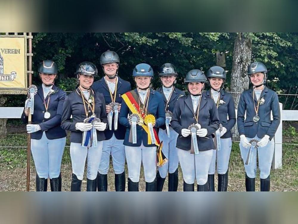 Stolz auf die Erfolge bei der Kreismeisterschaft (v.l.): Lena Bußemas, Annchristin Fischer, Fabian Radke, Lisanne Radke, Maja Tiemann, Beatrice Glahe, Hanna Arndt und Larina Marie Scheepers vom Reiterverein Erwitte.