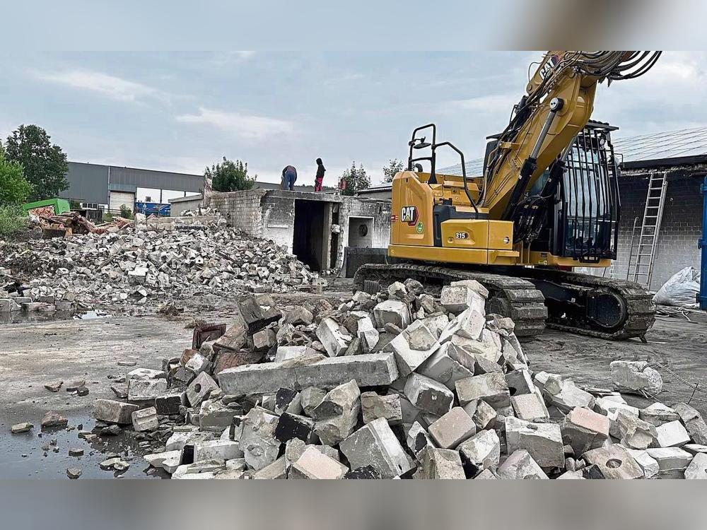 Nach dem vernichtenden Großbrand der etwa tausend Quadratmeter großen Lagerhalle von Meister Goldeinudel und Eierhandel Rudolf im Gewerbegebiet Hankerfeld laufen derzeit die Abbruch- und Aufräumarbeiten. Foto: S. Bsdurek