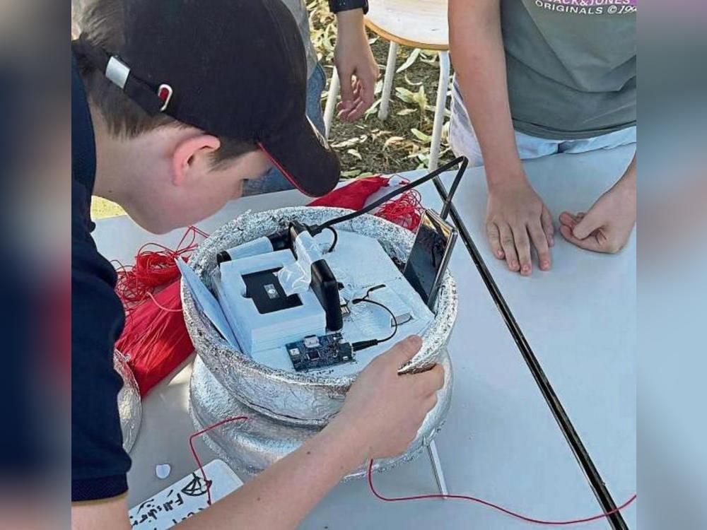 Alle Geräte an Bord? Ein Marienschüler sorgt direkt vor Ort für den letzten Feinschliff.