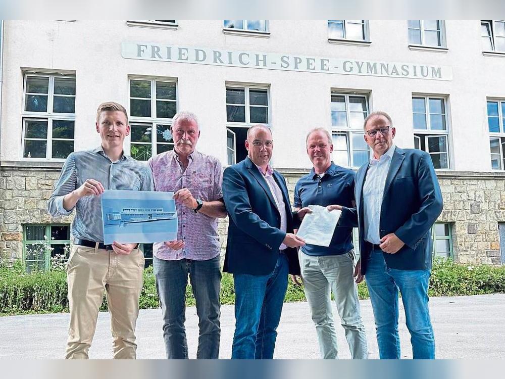 Den Förderbescheid für die neue Turnhalle des Friedrich-Spee-Gymnasiums übergab Martin Roderfeld (r.) von der Bezirksregierung Arnsberg an Bürgermeister Peter Weiken (M.). Mit ihm freuen sich Schulleiter Heinfried Lichte (2.v.r.) sowie Maximilian Spinnrath (l., Stadtverwaltung) und Elmar Brings (Vorsitzender TSV Rüthen). Foto: Bsdurek