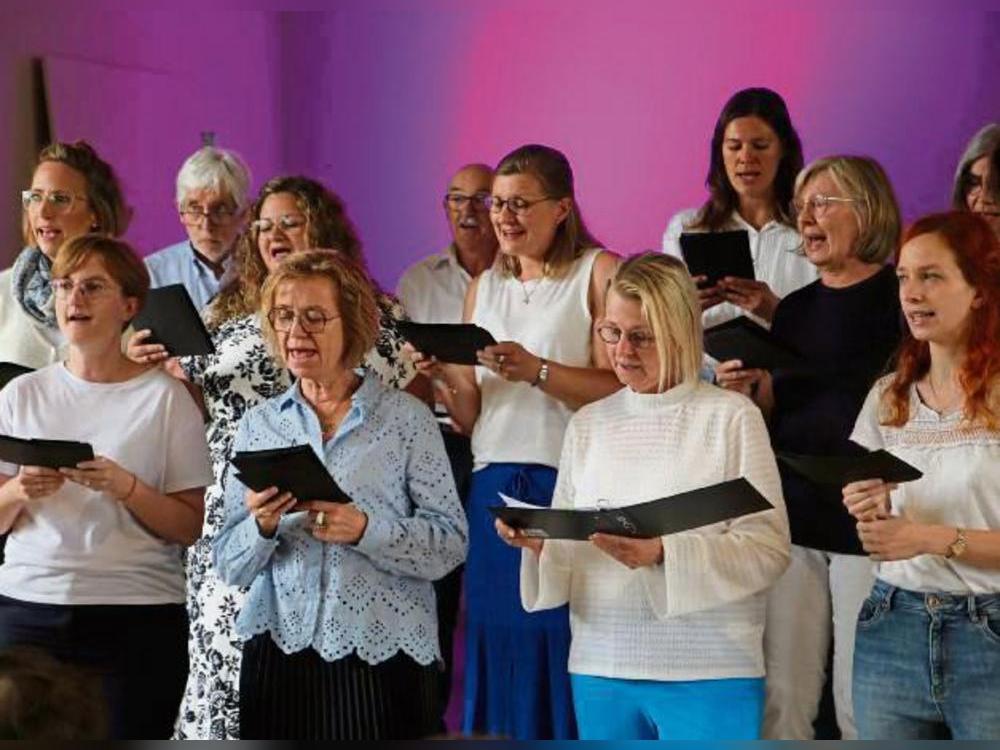 Unter der Leitung von Antje Stahl-Nünning präsentierten die Just-Us-Sängerinnen und -Sänger in der T8-Kulturscheune ein „Best of 10 years“-Programm. Foto: Heier