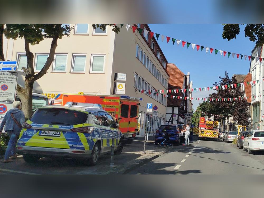 Einsatz für die Feuerwehr in der Marktstraße Lippstadt: Die Straße war am Donnerstagmorgen zeitweise für den Verkehr gesperrt. 
