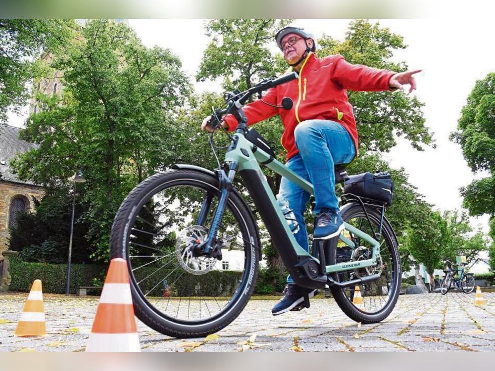 Balance-Akt: Beim Abbiegen müssen die Senioren einhändig fahren. Fotos: Giannakis