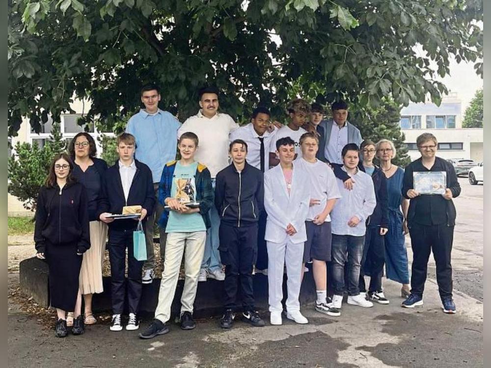 Freuten sich über ihre Abschlusszeugnisse: Die Zehntklässler der Hedwig-Schule.