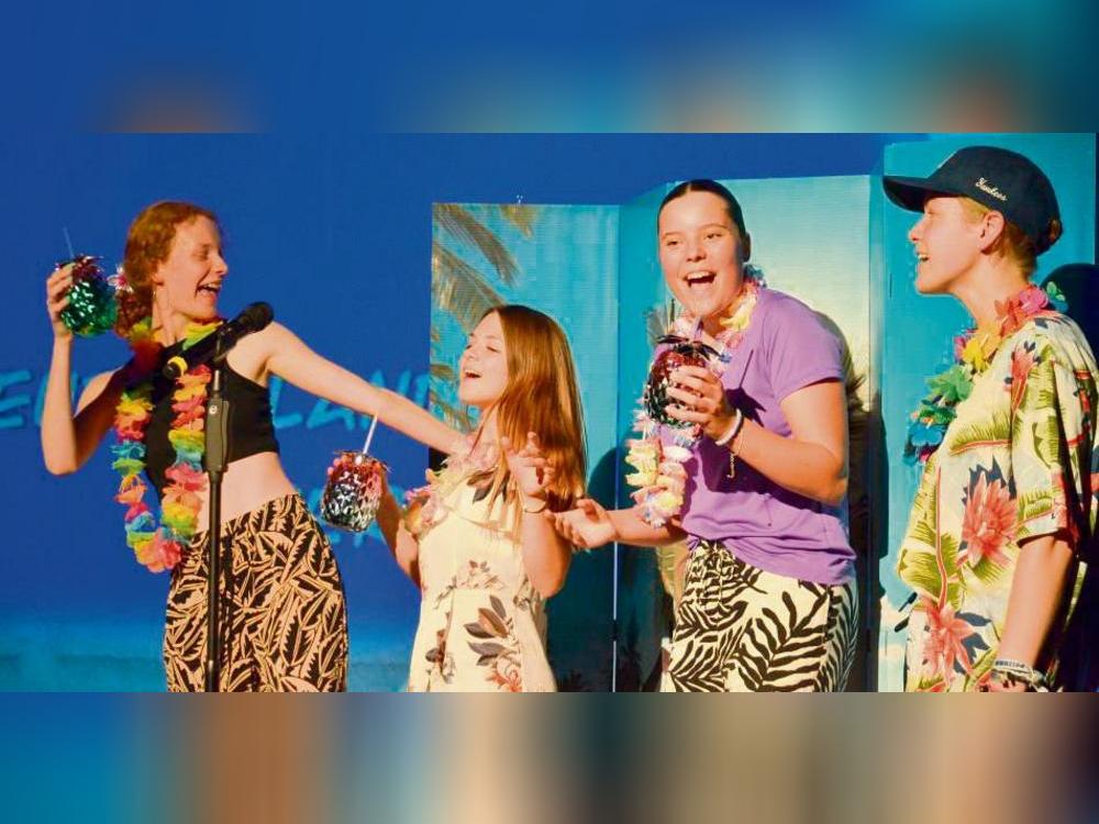 Vier Kandidaten präsentieren ein „karibisches“ Lied bei der TV-Castingshow „Deutschland sucht die Super Voice“. Foto: Gröbing