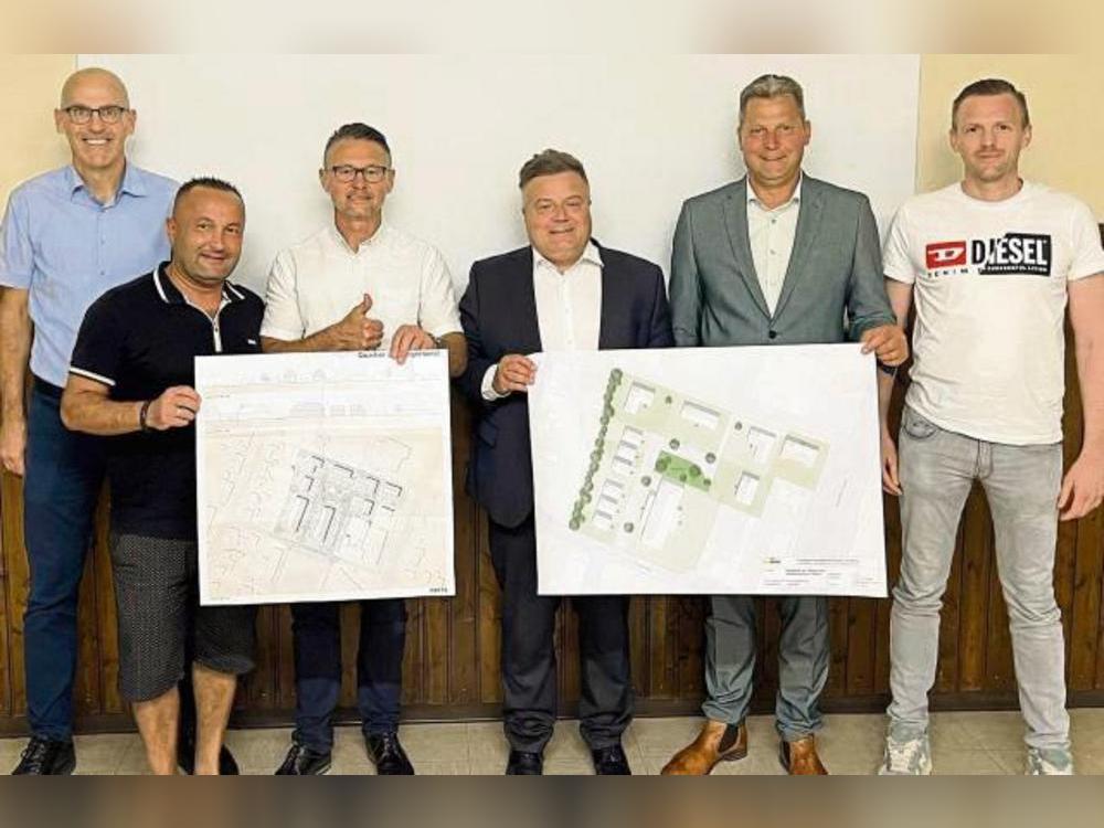 In Lipperbruch tut sich was: Bernd Reinberger, David Imran, Ivo Vincetic, Arne Moritz, Michael Cosack und Matthias Bürger (v.l.) mit Bauplänen des „Quartier Fliegerhorst“.