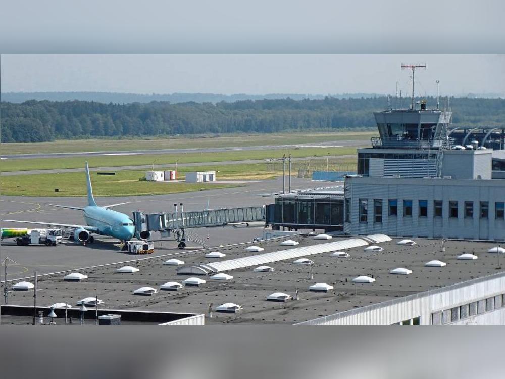 Ein Kommen und Gehen am Rollfeld in Ahden: In den Sommerferien ewartet der Flughafen Paderborn-Lippstadt wieder viele Ferienflieger und rund 140 000 Passagiere. Foto: Niggenaber