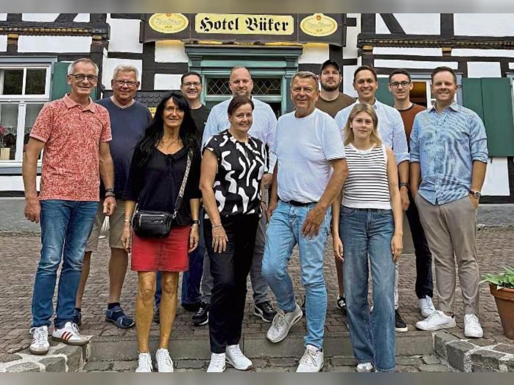 Blicken zuversichtlich auf die Wahl: Die FDP-Kandidaten rund um den Spitzenkandidaten Christof Rasche.