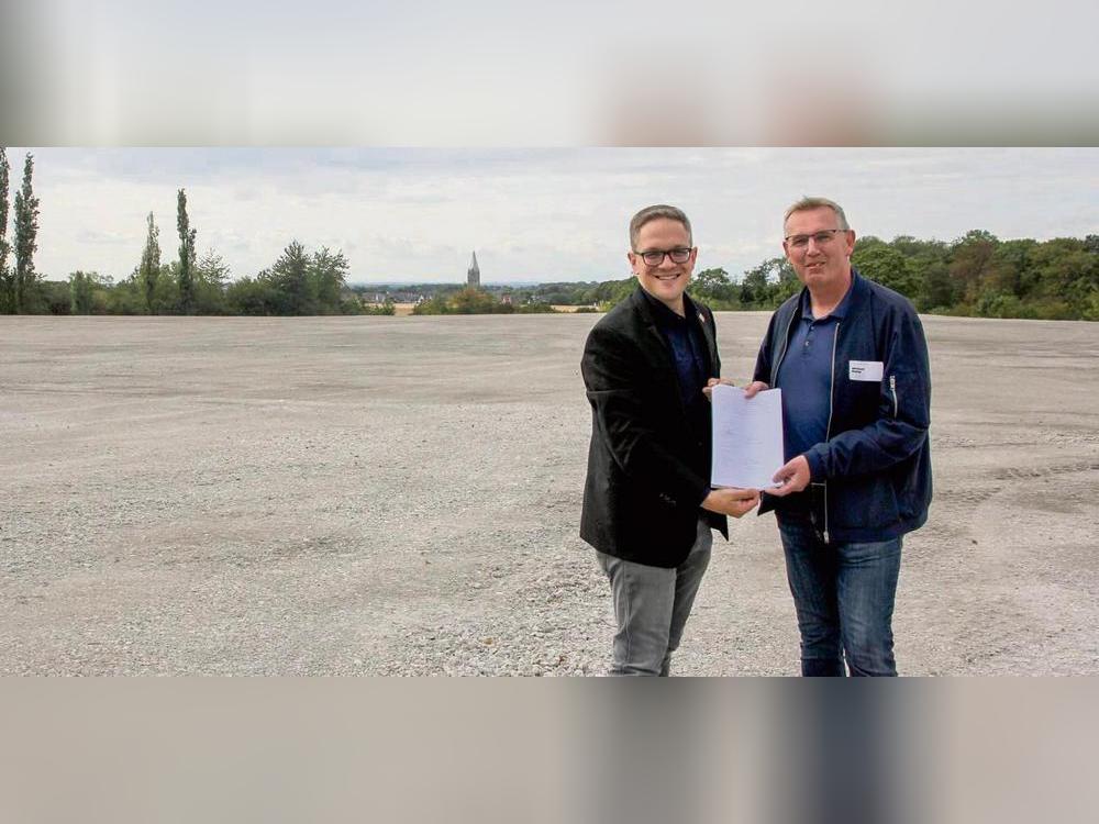Platz. Viel Platz. Noch mehr Platz: Mitten auf dem von Knepper freigeräumten und hergestellten Gelände übergab Michael Rump (r., Firma Dyckerhoff) die Urkunde an Erwittes Bürgermeister Hendrik Henneböhl. Fotos: Schwade
