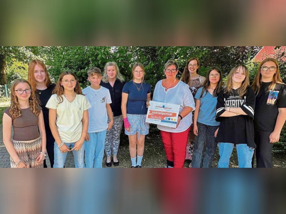 Sonja Bittner (Kapeso, 5.v.l.) überreichte das Siegel „sozial genial“ an die am Projekt mitwirkenden Schüler.