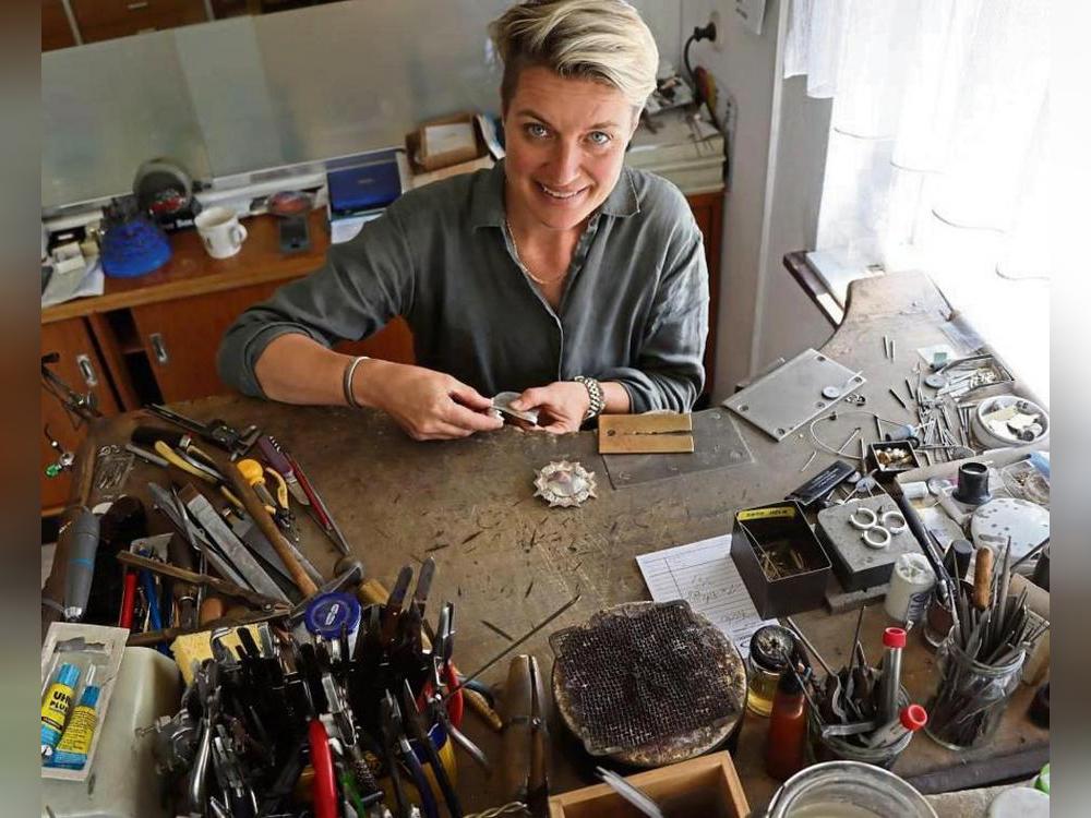 Etwa zwölf Orden pro Schützensaison stellt die Goldschmiedin Monika Droste her. Der Fantasie sind dabei (fast) keine Grenzen gesetzt. Foto: Dietz