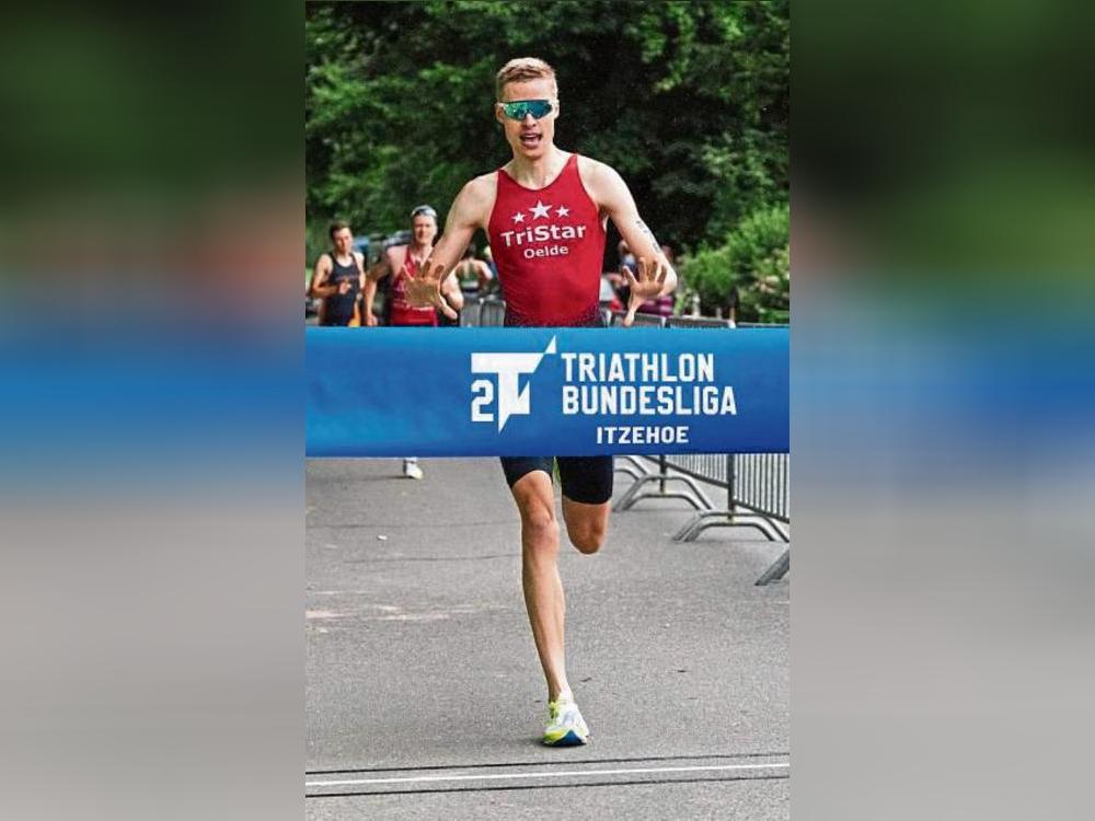 Matthias Gravendyk beim Überqueren der Ziellinie in Itzehoe. Der Athlet aus Ehringhausen trat in der 2. Bundesliga für seinen diesjährigen Ligaverein TriStar Oelde an. Foto: DTU/Johannsen