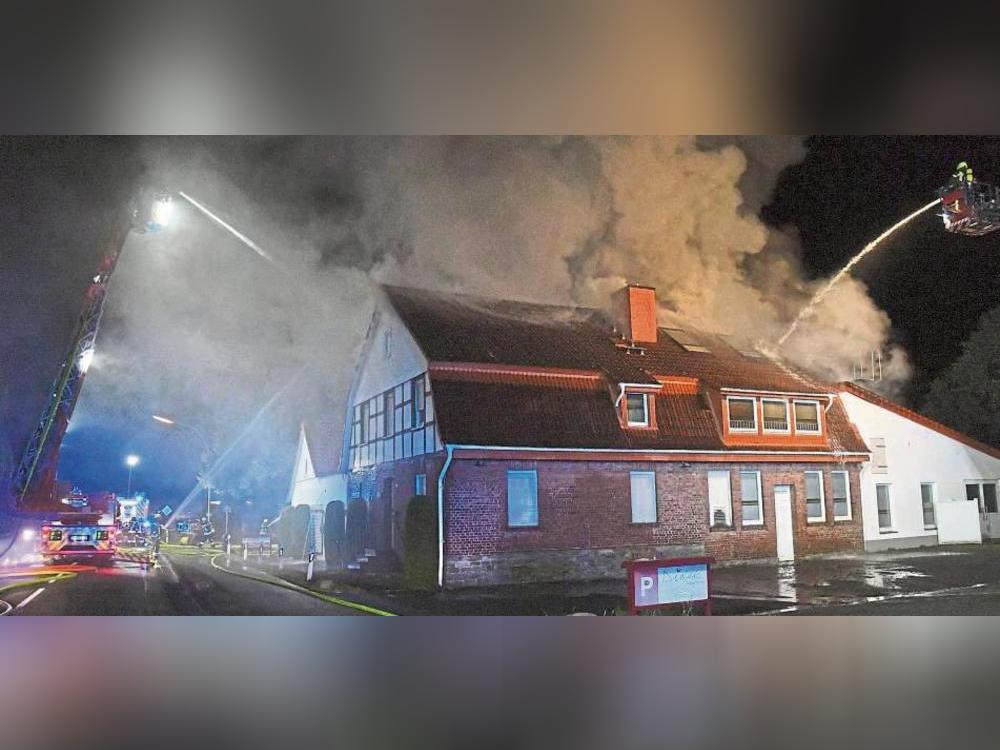 Erst gegen 5 Uhr konnten die Feuerwehrleute die Flammen kontrollieren.