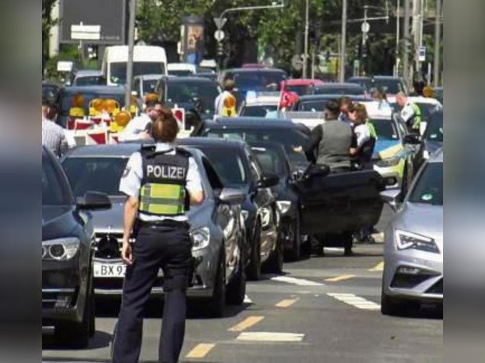 Ein Hochzeitskorso hat am Samstagnachmittag die Werler Landstraße in Ostönnen komplett blockiert. Symbolbild: dpa