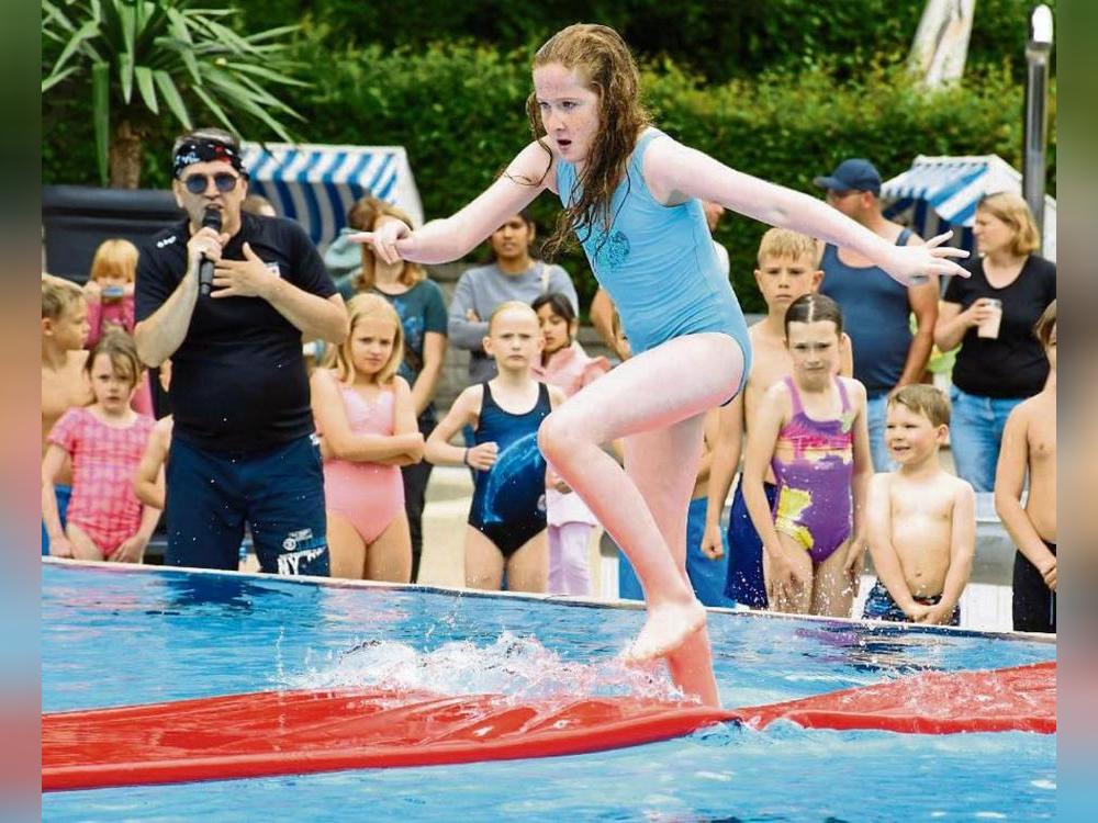 Beim Matten-Lauf über dem Wasser bewiesen die Kids jede Menge Sportsgeist, Geschick und Ausdauer. Fotos: Giannakis