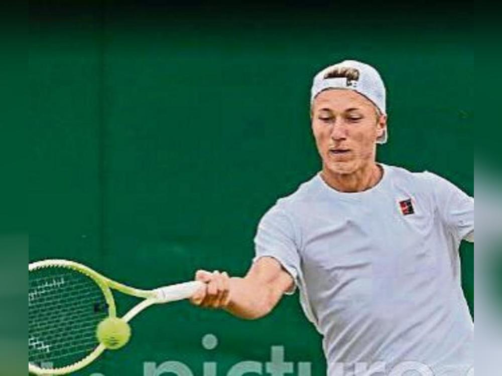 Max Schönhaus aus Niederense verteidigte beim Juniorenwettbewerb in Wimbledon seinen Titel im Doppel. Im Einzel erreicht der 17-Jährige das Halbfinale. Foto: dpa