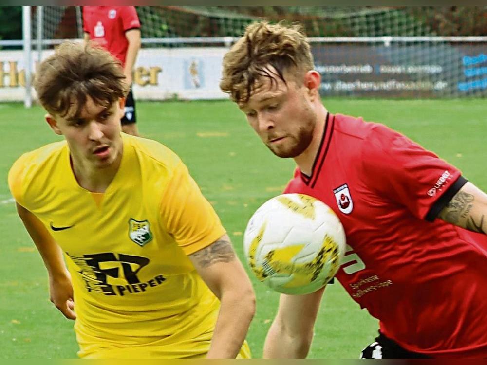 Neuzugang Fabian Brosowski (r.) flitzte auf der linken Seite des SV Lippstadt eine Halbzeit lang rauf und runter. Der Rückkehrer vom SC Wiedenbrück hatte vor allem im Angriff viele guten Szenen. Foto: Lütkehaus