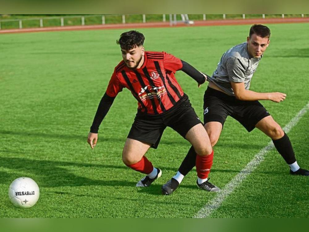 Abgewatscht wurde der SV 03 Geseke (in Rot) am Freitagabend im Testspiel gegen den SuS Bad Westernkotten, das der Kreisligist mit 0:6 verlor. Foto: Tuschen