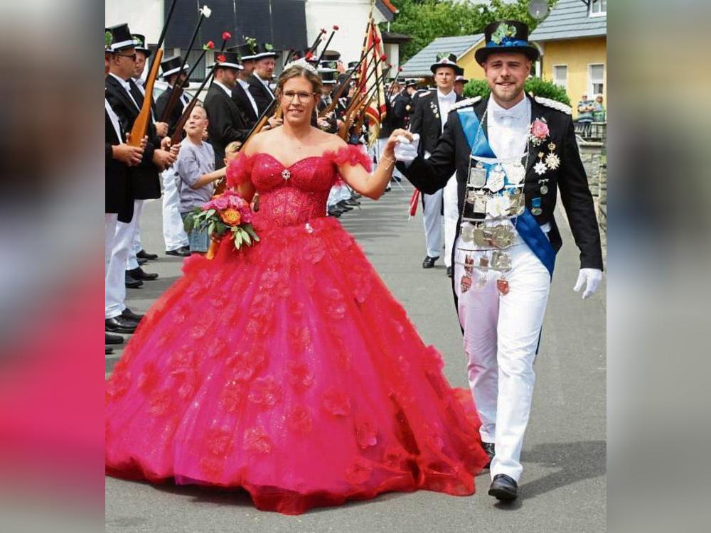 Als Bilderbuch-Königspaar präsentierten sich Alexander Beklas und Patricia Kosfeld beim Festzug. Fotos: Pape-Rüther