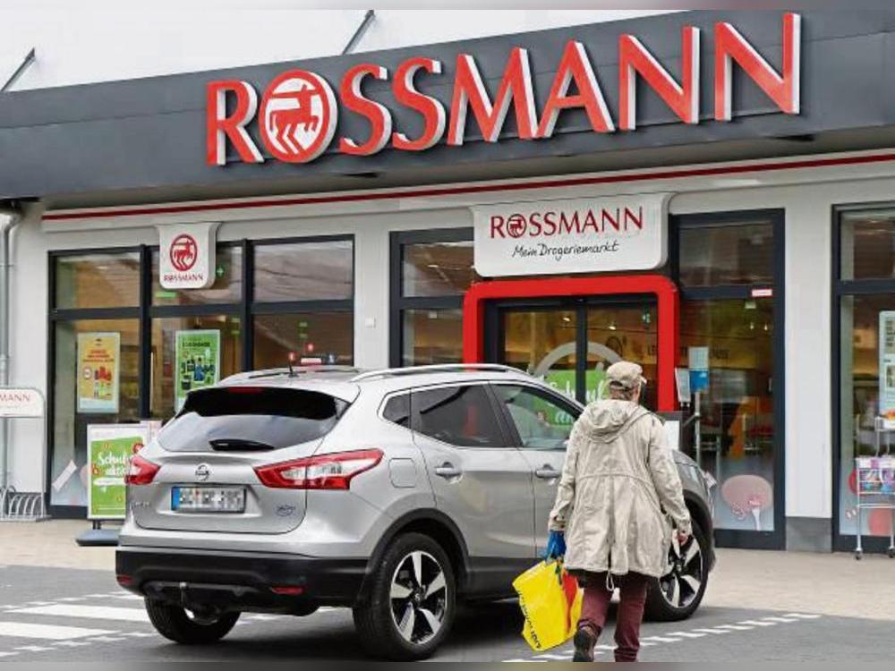 Der Drogeriemarkt wurde überfallen: Die Diebe hatten Kosmetikartikel im Wert von 800 Euro eingepackt. Foto: Dietz