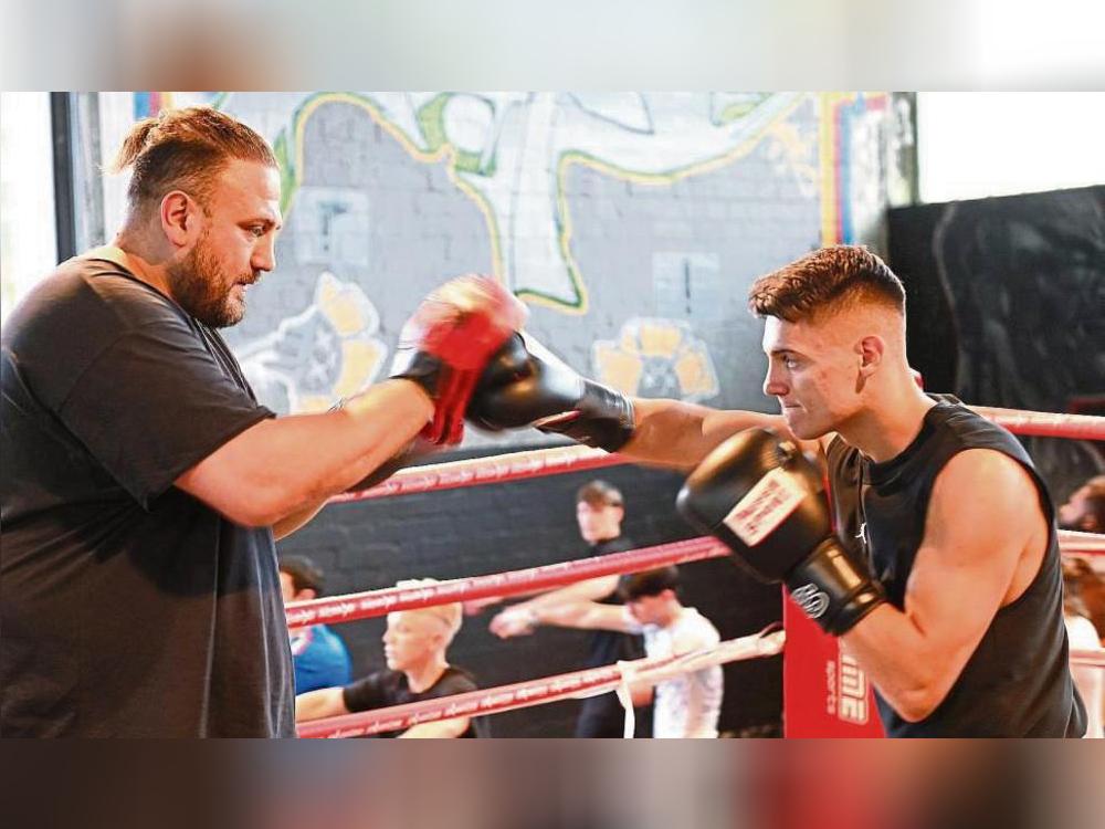 Rund 60 Kämpfer trainieren der ehemalige Profiboxer Francesco Pianeta (l.) und Guido Rehkemper in „Guido’s Gym“ in Lippstadt. Auf dem Foto legt sich der frischgebackene Niederrheinmeister Jakub Mikolajczak (r.) aus Lippstadt mächtig ins Zeug. Foto: Tuschen