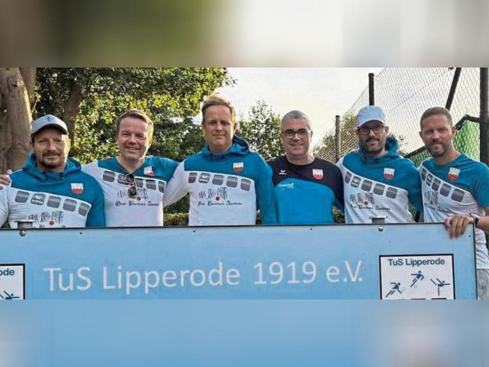 Bezirksliga-Rückkehr perfekt (v.l.): Roland Droßmann, Tobias Lodenkemper, Sebastian Schulte, Michael Schlepphorst, Jan Chrzanowski und Tibor Redieker von den Tennisherren 40 des TuS Lipperode. Es fehlen Marc Kißner, Daniel Horstschäfer, Patrick Weber und Frank Loeser.