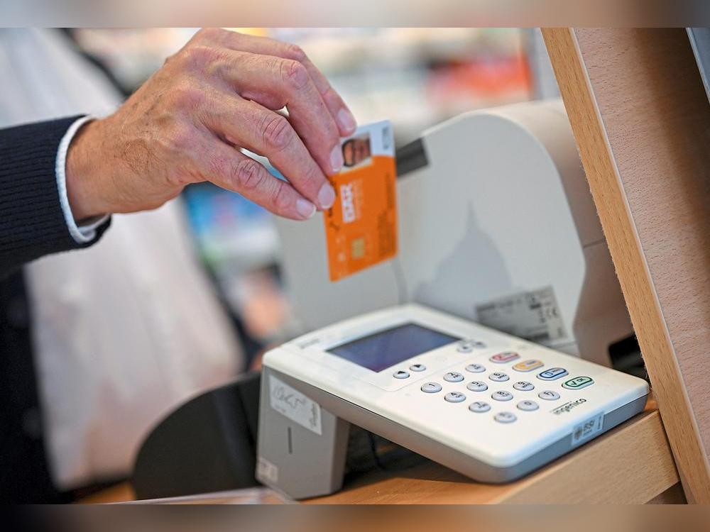 Seit Wochen sorgt das E-Rezept immer wieder für Ärger in den Apotheken: Störungen und Totalausfälle in der Telematik-Infrastruktur (TI) führen dazu, dass Patienten teils stundenlang auf dringend benötigte Medikamente warten müssen. Foto: dpa