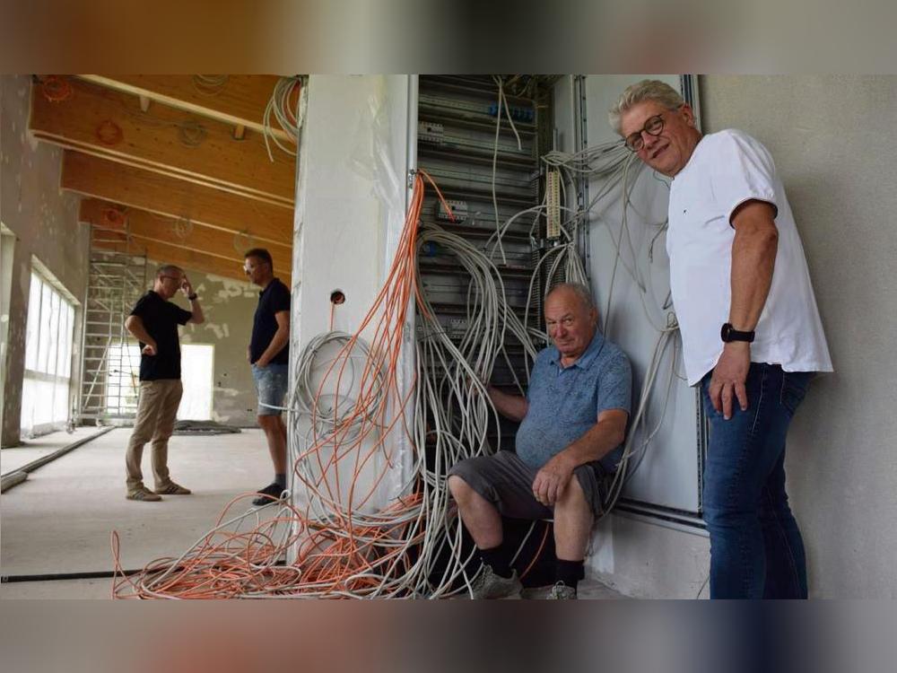 Bleiben am Ball – oder vielmehr Kabel: Heinz Wessinghage (76) und Dieter Schnelle (66) haben bereits hunderte ehrenamtliche Stunden ins MönningHaus gesteckt. Im Hintergrund links der große Mehrzweckraum. Foto: Kossack