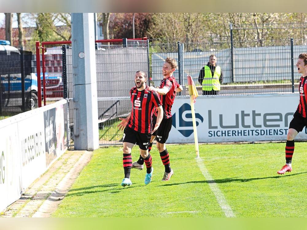 Paolo Maiella (vorne, hier noch im Dress des SV Lippstadt) wechselt vom Südwest-Regionalligisten TSV Steinbach Haiger, wo sein Vertrag aufgelöst wurde, zum West-Regionalligisten und Lippstädter Nachbarn FC Gütersloh. Archivfoto: Lütkehaus