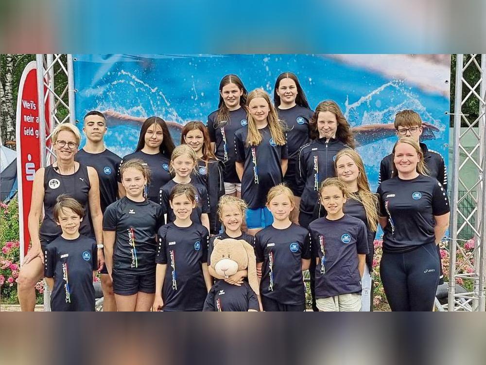 Saisonabschluss für die Teutonen beim Freibadwettkampf in Lünen (h.v.l.): Idriss Chernoubi, Miriam Malcharek, Frida Cedrola, Tamara Simic, Levke Drews, Tijana Simic, Lotta Meierkord, Max Zimmermann; (m.v.l.): Trainerin Dorothee Böckhorst, Leni Thomas, Angelina Below und Trainerin Sabine Andermahr; (v.v.l.): Franz Werner, Milena Schober, Nora Lefting, Emilia Bartmeier, Maia Kappel und Sofia Tassis. Es fehlen Lennart Johnigk, Paul Mühle, Carla Vorderstraße, Carlotta Schneider und Lugh von Rennenkampff.