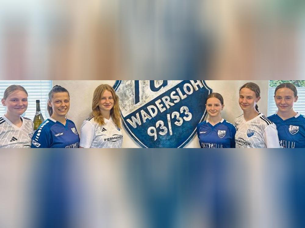 Landesligist TuS Wadersloh baut weiter junge Spielerinnen in seinen Kader ein (v.l.): Hannah Brune, Anika Budde, Nina Hegemann, Lilli Sandmann, Leonie und Anni Muckhoff. Es fehlen: Christin Töcker, Katharina Baumeister und Lynn Petermeier. Foto: Feichtinger