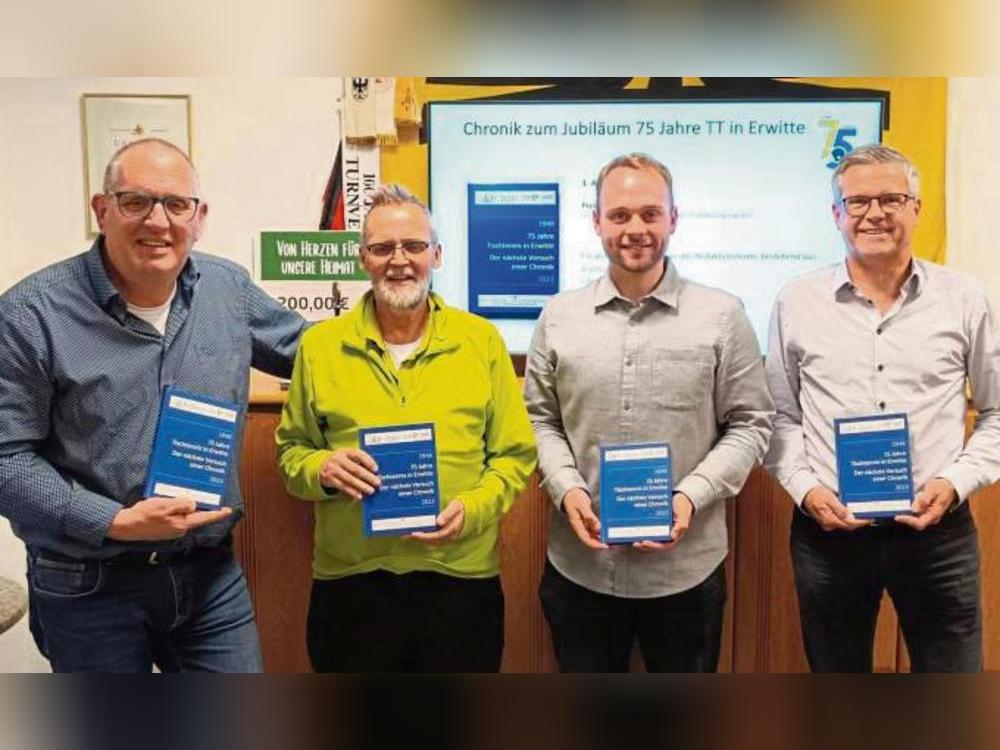 Die Chronik zum Jubiläum präsentieren (v.l.) Andreas Jarmatz, Johannes Plassmann, Fabian Jesse und Andreas Thiel von der Tischtennis-Abteilung der DJK Arminia Erwitte.