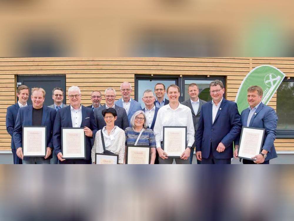 Ehrungen bei der RWM: Seit 40 Jahren gehört Rainer Haselhorst zum Team der Genossenschaft. Seit 25 Jahren gilt das für Sandra Bräutigam, Manfred Hackert, Renate Unterhalt und Ralf Stöver. Die silberne Ehrennadel des Verbandes erhielt Thomas Röper-Schültken ebenso wie Burkhard Mast und Hubertus Kappius für 25 Jahre Mitarbeit im Aufsichtsrat.
