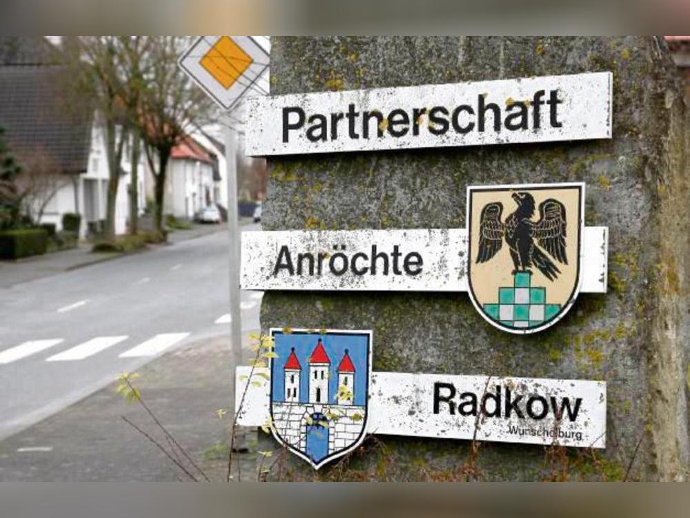 Der Zahn der Zeit hat nicht nur an dem Gedenkstein zur Partnerschaft zwischen Anröchte und Radków genagt. Dabei gibt es ganz aktuell ein paar Dinge, die beide Kommunen gleichermaßen bewegen. Archivfoto: Lüke