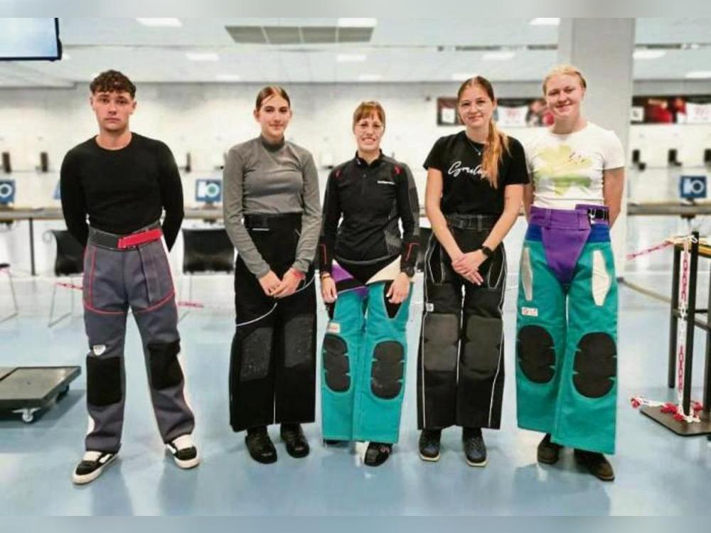Bei den Landesmeisterschaften im Luftgewehrschießen überzeugten (v.l.) Julian Termer, Alice Schlegel, Trainerin und Schützin Tatjana Matuschek, Zoe Haßenewert und Luisa Grae vom SSV Bad Waldliesborn und SSV Böckum-Norddorf mit Top-Ergebnissen.