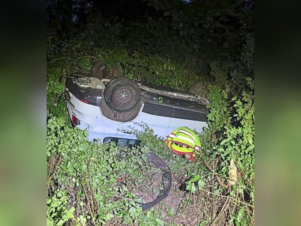 Nach dem Unfall an der A 44 ermittelt die Polizei wegen Flucht und wegen des Verdachts der Trunkenheit im Straßenverkehr. Foto: Feuerwehr Anröchte