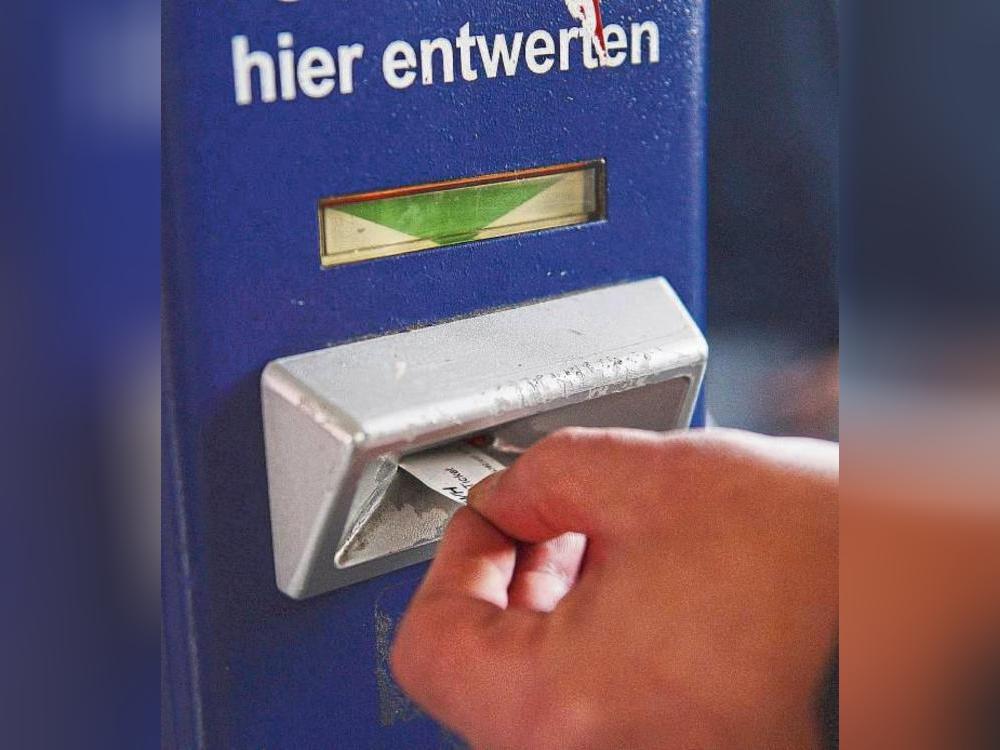 Ab November werden die Entwerter im Westfalentarif-Gebiet abgebaut. Tickets mit Entwertungsfunktion werden bereits Anfang August aus dem Sortiment genommen. Anstelle des 4er-Tickets sollen andere Tarife genutzt werden. Betroffen sind auch die RLG-Busse im Kreisgebiet. Foto: Susann Prautsch/dpa