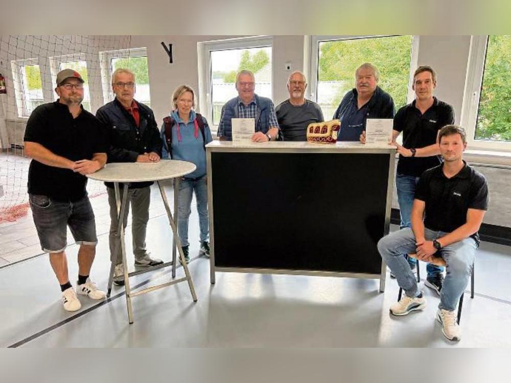 Freuten sich über die Förderplaketten für die erfolgreich abgeschlossenen Projekte (v.l.): Steven Rinschede, Udo Heinrich, Michaela Gran, Alfons Levenig, Bernd Cordes, Ulrich Heimann, Florian Wienecke und Dennis Wolff. Foto: A.Bsdurek