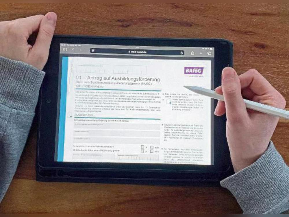 Bafög-Leistungen können ab Ausbildungsbeginn, frühestens jedoch ab Antragstellung gewährt werden. Der Antrag kann online oder in Papierform gestellt werden. Das Amt für Ausbildungsförderung beim Kreis Soest hilft dabei. Foto: Kira Hönicke/ Kreis Soest