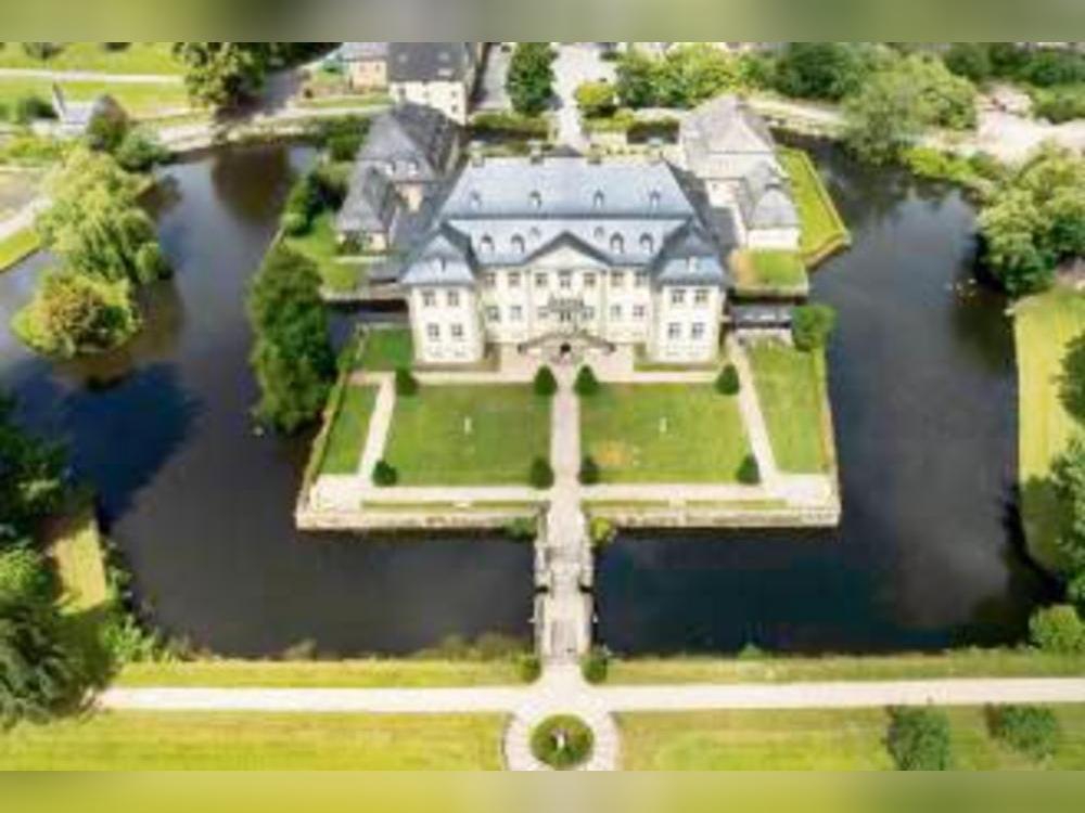 Der Wassergraben rund um Schloss Körtlinghausen war am Freitag das Ziel unseres „Überfliegers“. Foto: Eickhoff